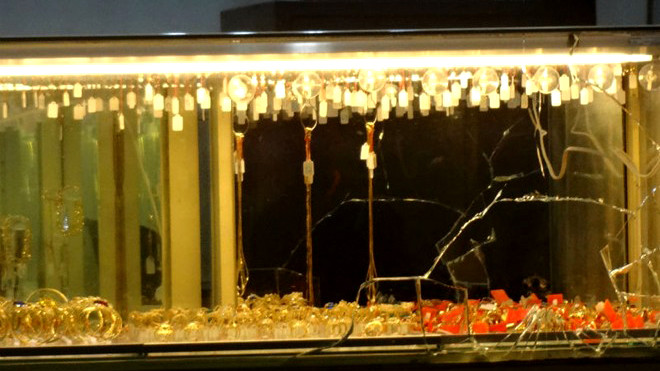 Tủ kính để vàng bị đập vỡ. Ảnh: Zing