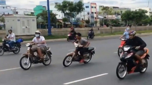 Đám đông sợ hãi vì quái xế náo loạn Đại lộ Đông Tây