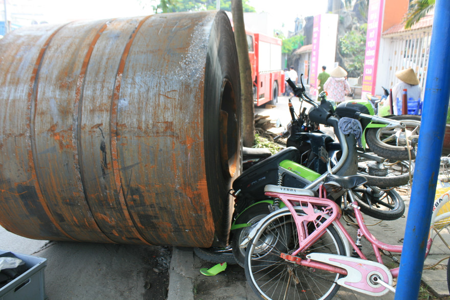 Cuộn thép khổng lồ văng xuống đường gây hư hỏng nhiều phương tiện bên đường