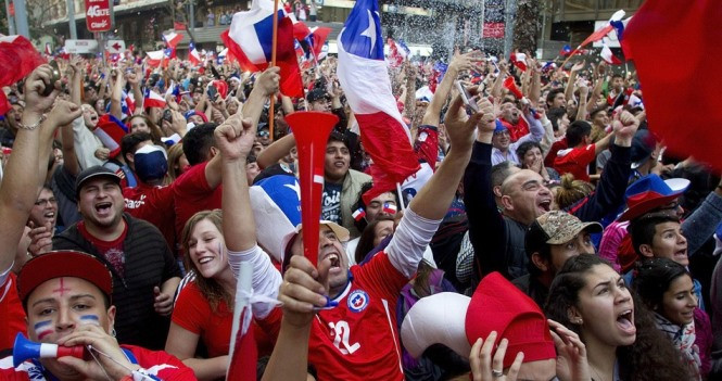 CĐV Chile nhuộm đỏ quảng trường, mừng chiến thắng Tây Ban Nha