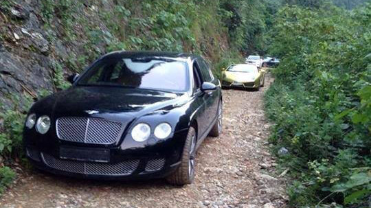 Ngỡ ngàng dàn siêu xe vượt đường rừng ở Việt Nam