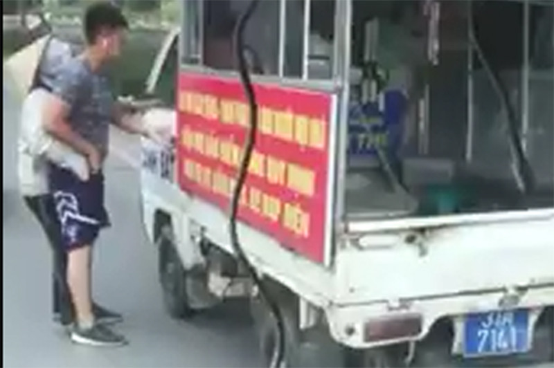 Hình ảnh giằng co giữa người phụ nữu và nam thanh niên. Ảnh cắt từ clip.