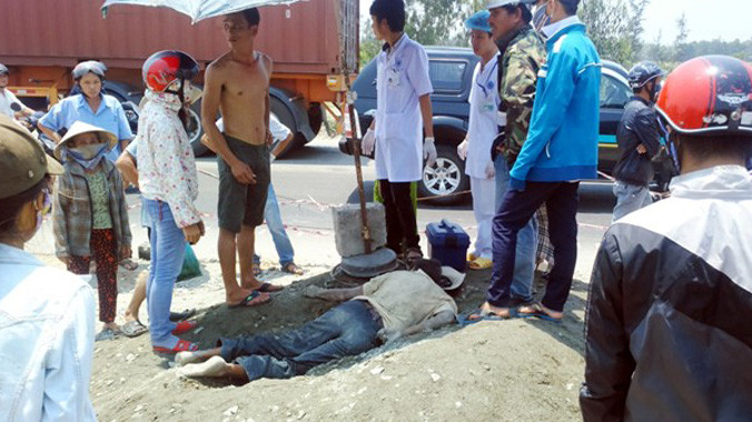 Ông Thạnh bị bất tỉnh do đất đá vùi lấp. Ảnh: Sông Hàn/ Zing