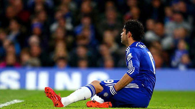 Diego Costa rời sân với chấn thương.