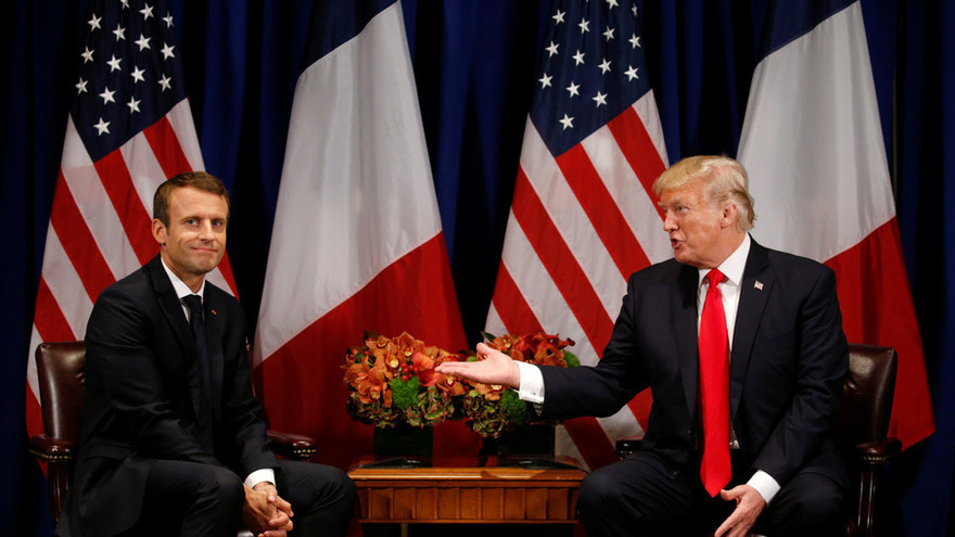 Tổng thống Pháp Emmanuel Macron (trái) trong lần gặp với người đồng cấp Mỹ Donald Trump. Ảnh: Reuters