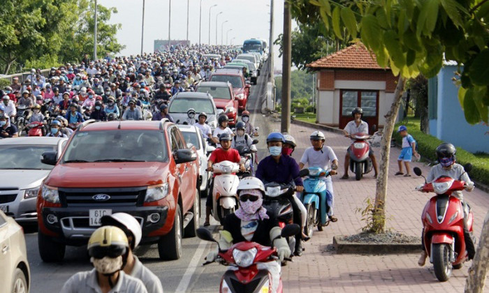 Xe máy đi trên vỉa hè khi gặp ùn tắc.