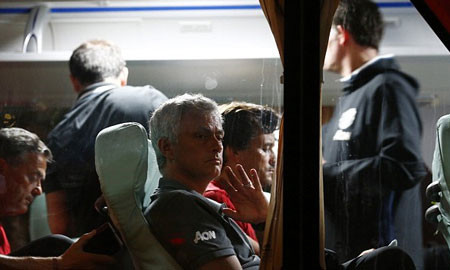 Thầy trò Mourinho chán nản rời Trung Quốc
