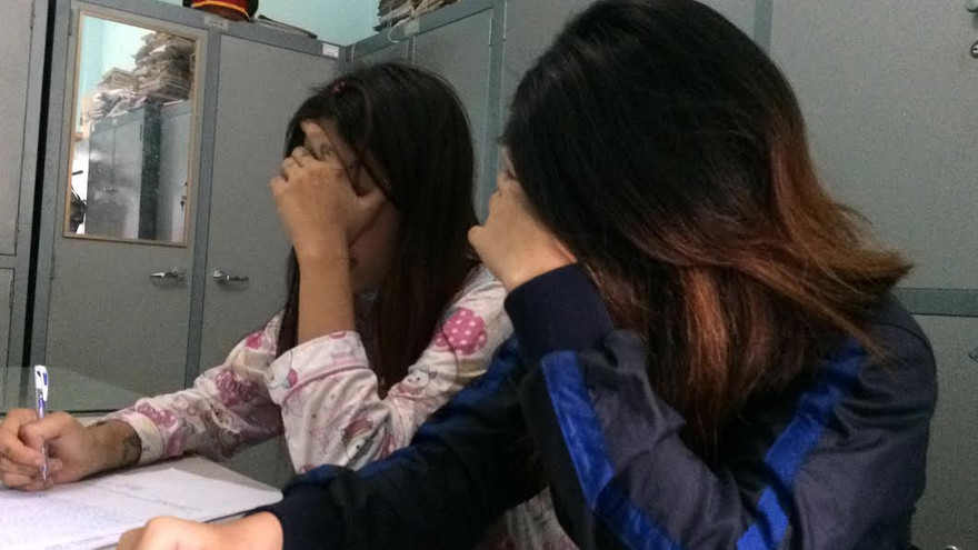 Nhí “Ti-nô” và Bà Dãnh tại cơ quan điều tra. Ảnh CA 