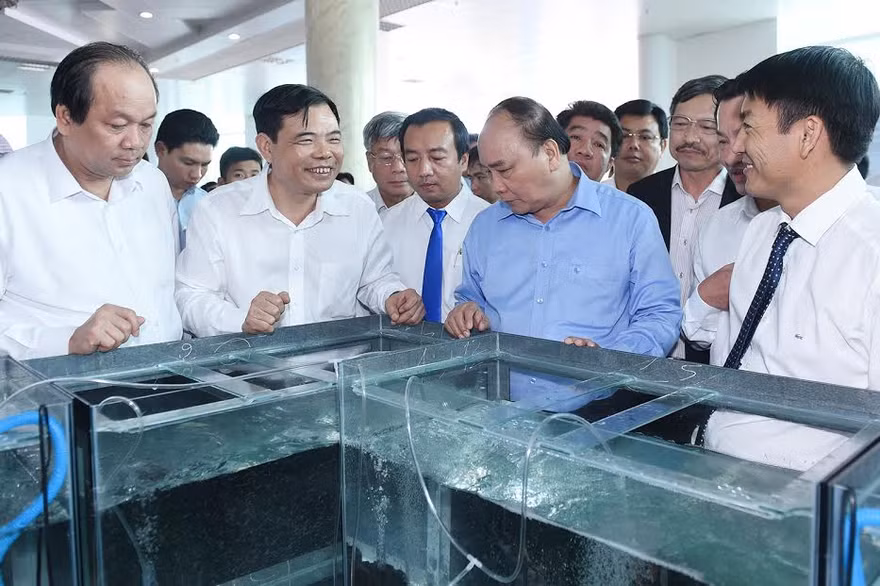 Thủ tướng thăm khu vực trưng bày tôm giống tại một cơ sở sản xuất.