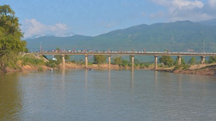 Tìm thấy thi thể người vợ nhảy cầu tự tử 