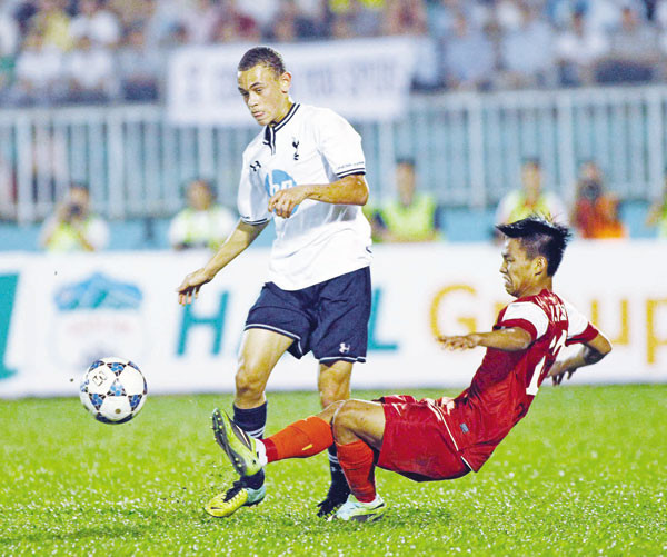  ĐT U19 VN (phải) có chuyến du đấu giao hữu ở trời Âu thua nhiều hơn thắng. Ảnh : VSI 