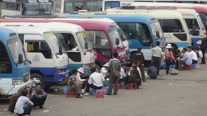 Các bến xe Hà Nội được tăng cường 350 lượt xe dịp 30/4 và 1/5. Ảnh: Trọng Đảng