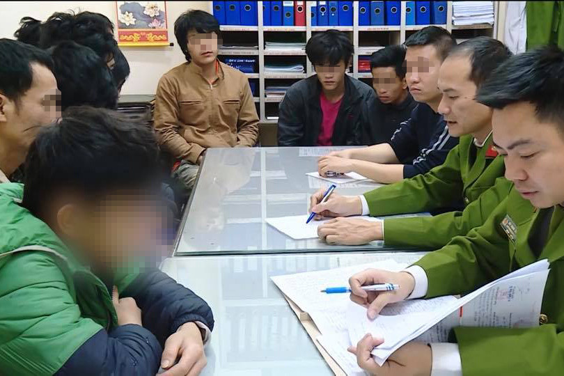 Công an làm việc với nhóm công nhân.