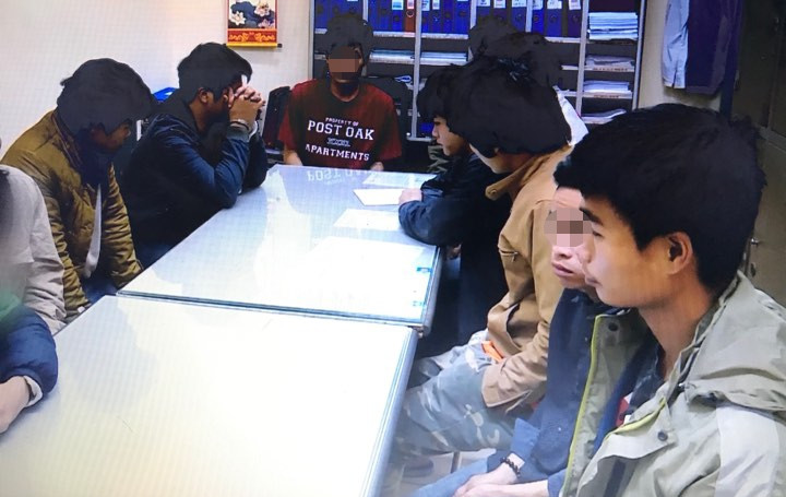 Nhóm công nhân lao động được đưa về trụ sở công an.