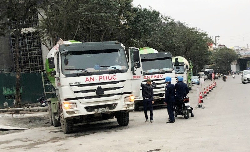 Đường ùn tắc, Thanh tra giao thông bỏ qua 'xe vua' lộng hành trên đường