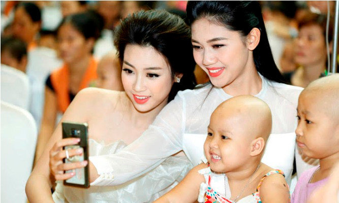 Hoa hậu Mỹ Linh và Á hậu Ngô Thanh Thanh Tú selfie cùng hai bé tại Viện Huyết học - Truyền máu T.Ư.