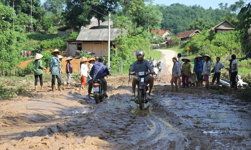 Bùn đất phủ kín lối vào xã Châu Hội, nơi nhiều người mất tích do lũ lụt.