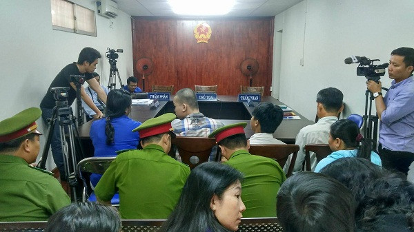 Hai bị cáo đợi trong lúc HĐXX nghị án.