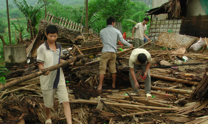 Thanh Hóa: Lốc xoáy khiến gần 100 ngôi nhà đổ sập, tốc mái 