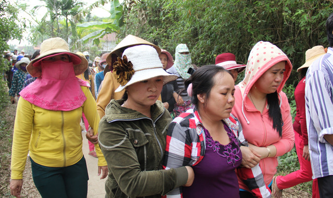 Người thân và dân làng tiễn đưa linh cửu của các em trong nỗi đau nghẹn ngào.