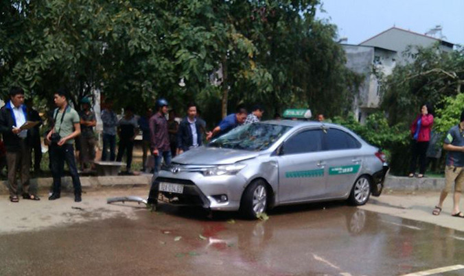 Chiếc xe định mệnh được trục vớt lên bờ, nhưng cả 4 nạn nhân đã tử vong. Ảnh: Thu Huyền.