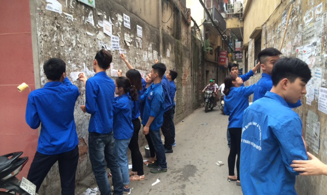 Các bạn đoàn viên, thanh niên Thủ đô quét vôi cho những bức tường cũ.