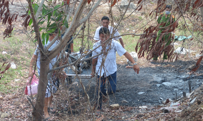 Cơ quan chức năng khám nghiệm hiện trường vụ cháy ngày 18/4 khiến một người đàn ông tử vong.