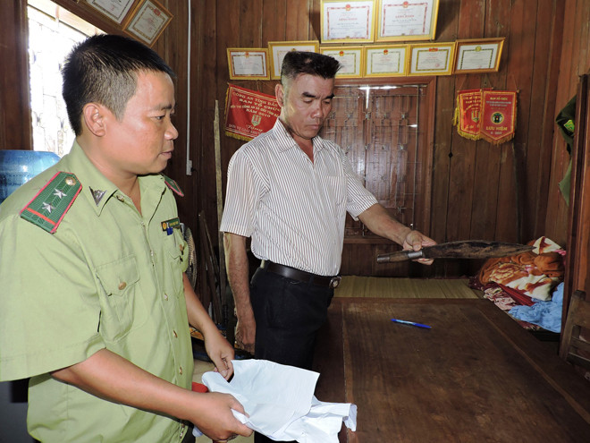 Tang vật đối tượng chém người thi hành công vụ.