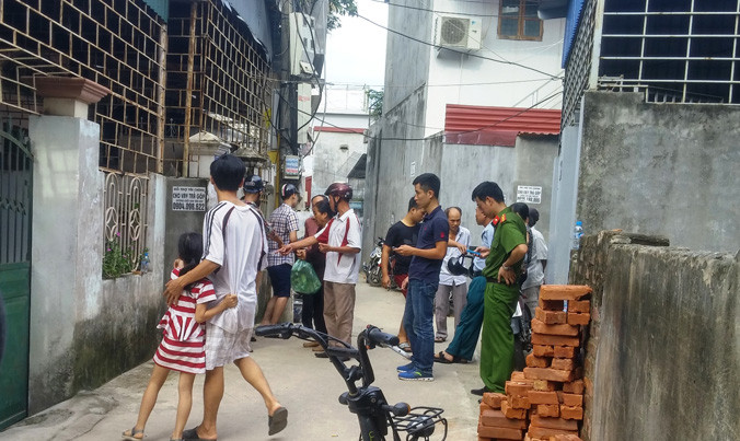 Công an khám nghiệm hiện trường vụ án giết người.