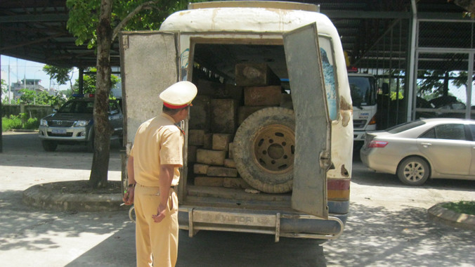 Xe khách ngụy trang để chở gỗ lậu. ẢNH: H.L