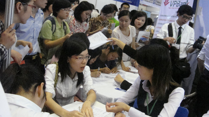 Sinh viên tìm cơ hội việc làm tại các ngày hội tuyển dụng. Ảnh: Bảo Linh