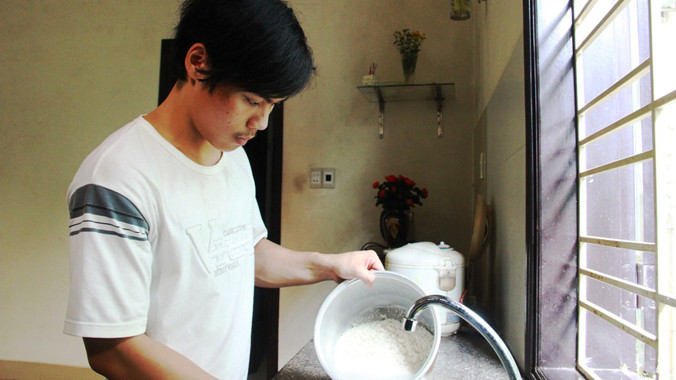 Thủ khoa kép Nguyễn Quốc Hùng không chỉ là người trò giỏi mà còn là một đứa con ngoan của gia đình. Ảnh: Đắc Đức