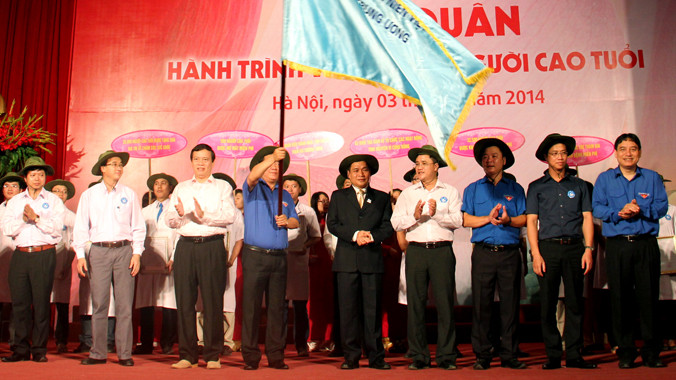 Phó Chủ tịch kiêm Tổng Thư ký Ủy ban T.Ư Mặt trận Tổ quốc Việt Nam Vũ Trọng Kim và Bí thư thứ nhất T.Ư Đoàn, Chủ tịch T.Ư Hội LHTN Việt Nam Nguyễn Đắc Vinh trao cờ xuất quân cho Ban Chỉ huy Hành trình. Ảnh: Xuân Tùng