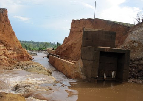Đê quai quanh đập bị vỡ. Ảnh: Tùy Phong.
