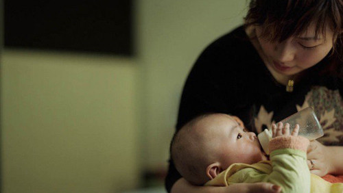 Sau khi kết thúc hợp đồng đẻ thuê, người mang thai hộ và bố mẹ của đứa trẻ sẽ không bao giờ gặp lại nhau. Ảnh minh họa: Guardian.