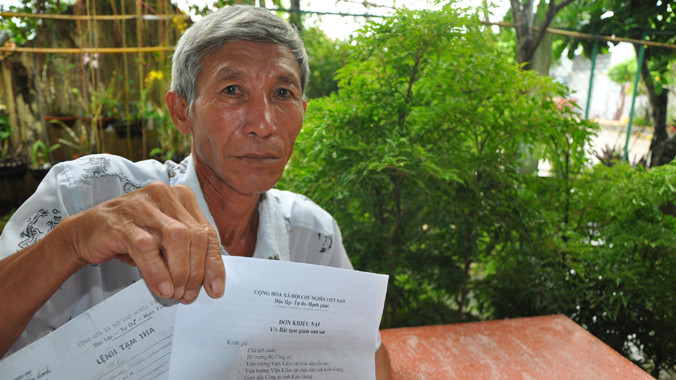 Ông Hiếu cùng lá đơn kêu oan và lệnh tạm tha lý cách đây 30 năm