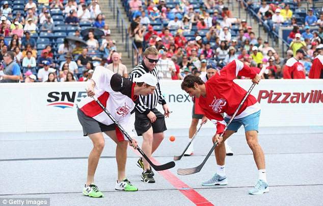 Federer tham dự vào một trận đấu hockey để khởi động cho giải Rogers Cup tại Canada