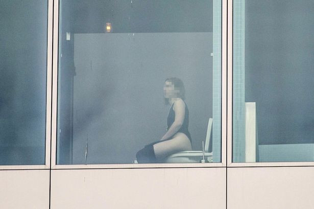 Muối mặt vì nhà vệ sinh xuyên thấu