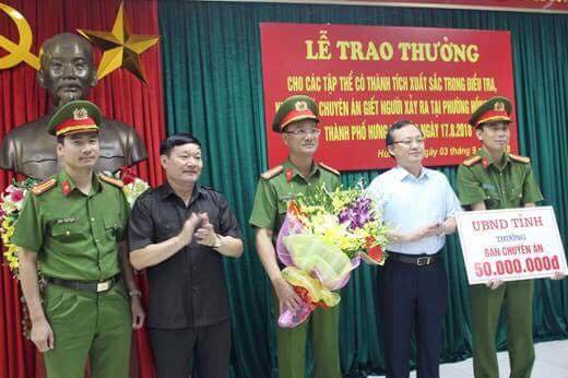 Lãnh đạo tỉnh Hưng Yên trao thưởng cho tập thể, cá nhân.