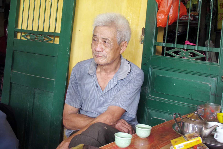 Bố nạn nhân Trường chia sẻ thông tin với phóng viên.