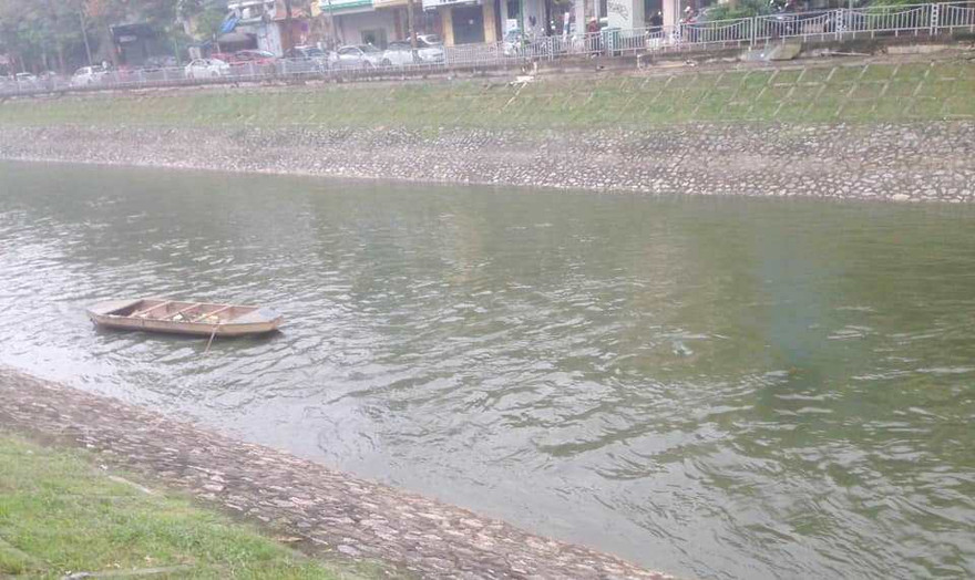 Từ mực nước chết, ô nhiễm, sông Tô Lịch mấy ngày qua đã có dòng chảy trong xanh khi được xả nước từ Hồ Tây.