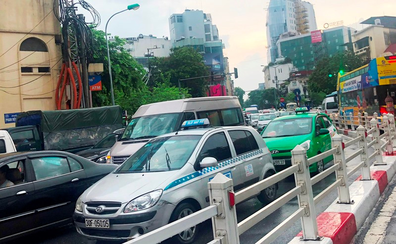 Mưa ngập và ùn tắc kéo dài trên nhiều tuyến phố vào chiều 25/7