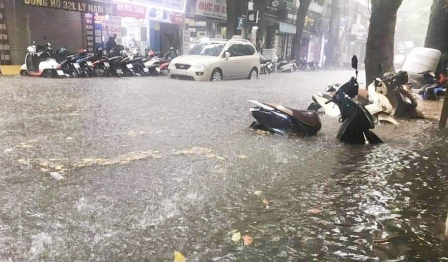 Mưa ngập cả bánh xe máy trên phố Hà Nội ngày 25/7 vừa qua