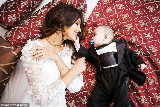 Hoa hậu Moscow 2015 Oksana Voevodina và con trai.