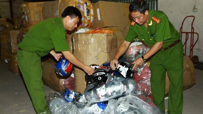 Lực lượng chức năng kiểm tra chất lượng mũ bảo hiểm của các đơn vị không đạt chuẩn