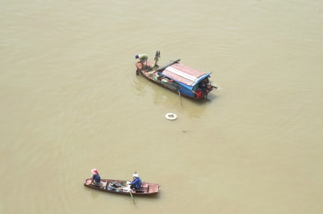 Đội cứu hộ giăng lưới để tìm vớt xác nạn nhân. Ảnh: Thùy Linh.