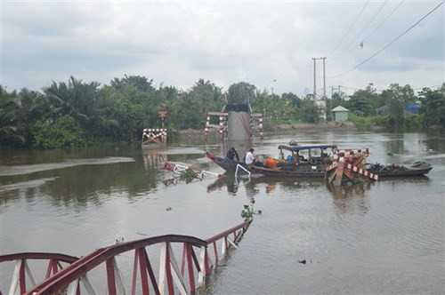 Hiện trường ngổn ngang vụ sà lan đâm sập cầu dài 100m
