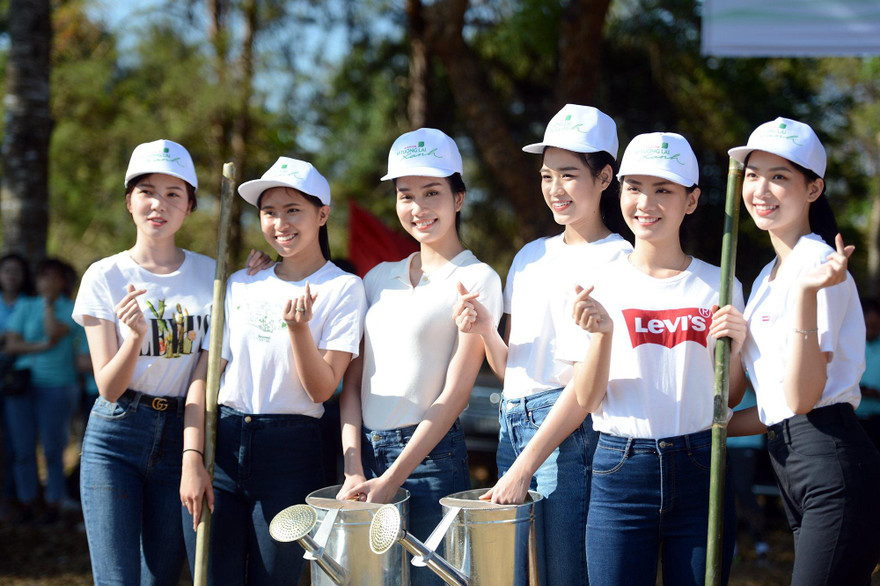 Đỗ Thị Hà và dàn người đẹp Hoa hậu Việt Nam giản dị nhưng vẫn đẹp rạng rỡ ở lễ trồng cây 