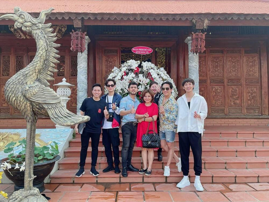 Showbiz 30/3: Phía Trấn Thành nói gì khi bị chỉ trích mặc quần đùi đến đền thờ Tổ nghiệp