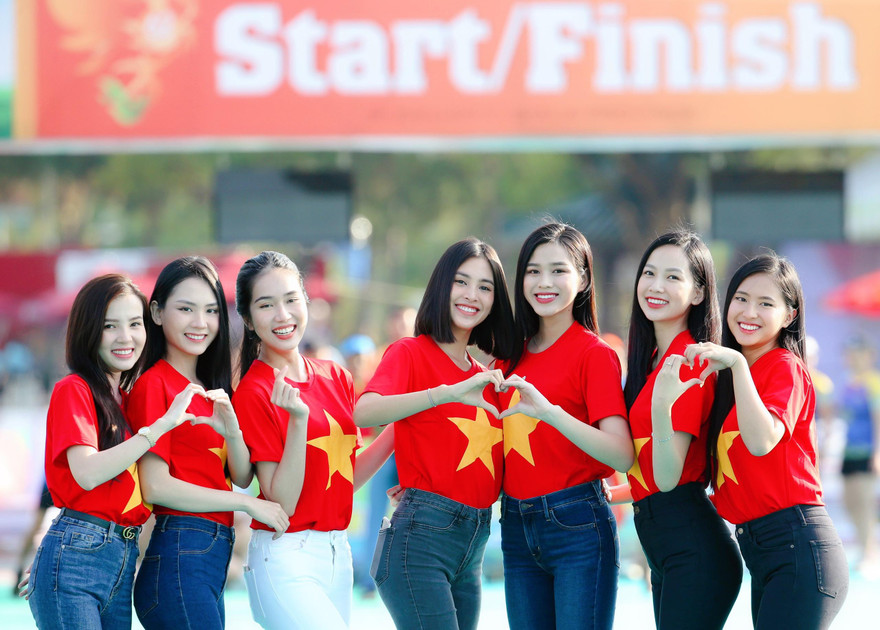 Đỗ Thị Hà và Trần Tiểu Vy đẹp 'bất phân thắng bại' khi đứng chung một khuôn hình